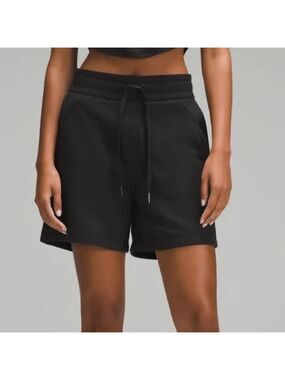Lululemon Scuba High Rise Shorts in Black Sz 6